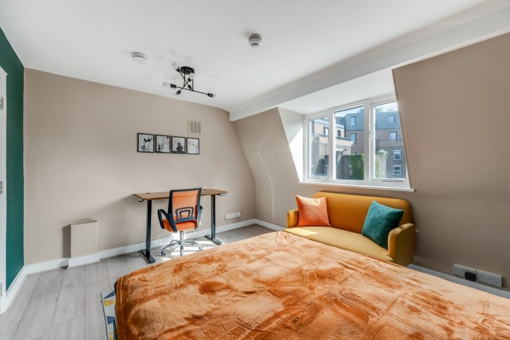 Flat Crowndale Road in Greater London