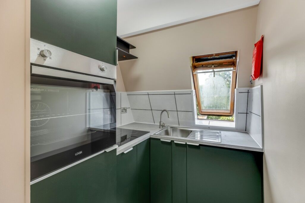 Flat Crowndale Road in Greater London