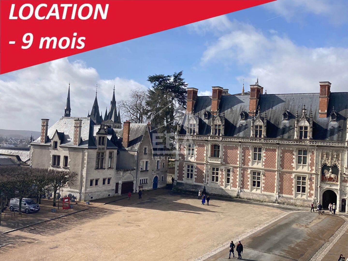 Flat Place du Château in Blois