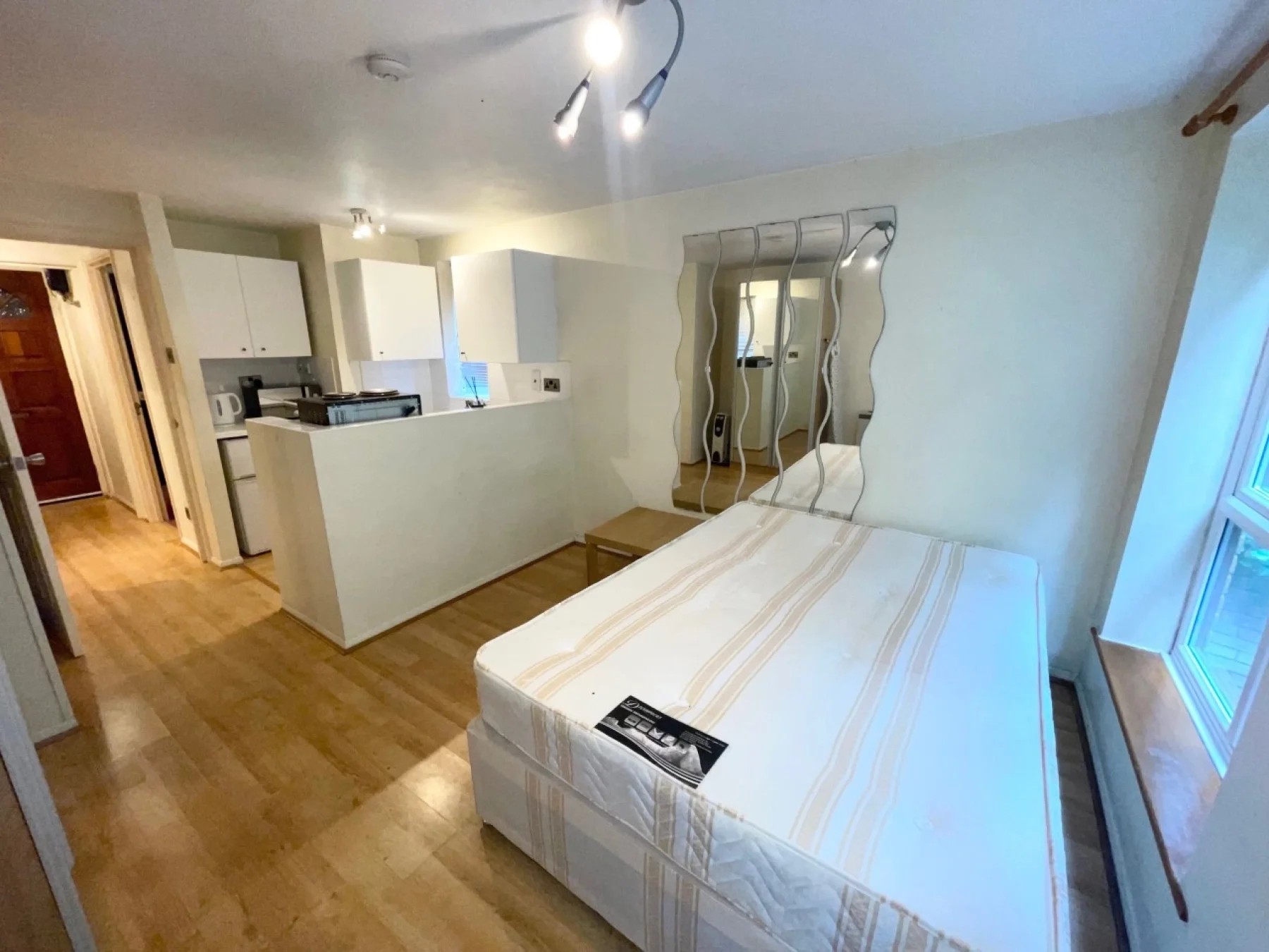 Flat Brunswick Quay in Greater London