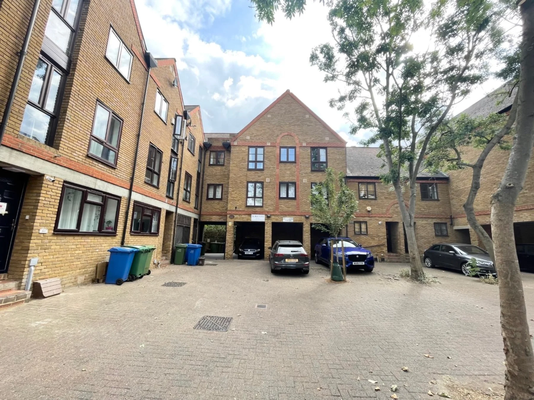Flat Brunswick Quay in Greater London