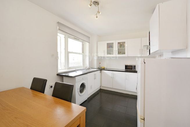 Flat Cranleigh Street in Greater London