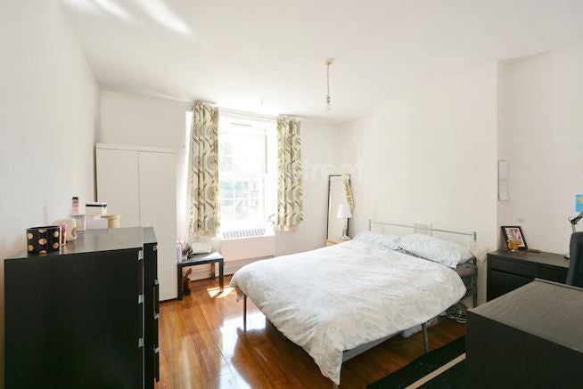Flat Cranleigh Street in Greater London