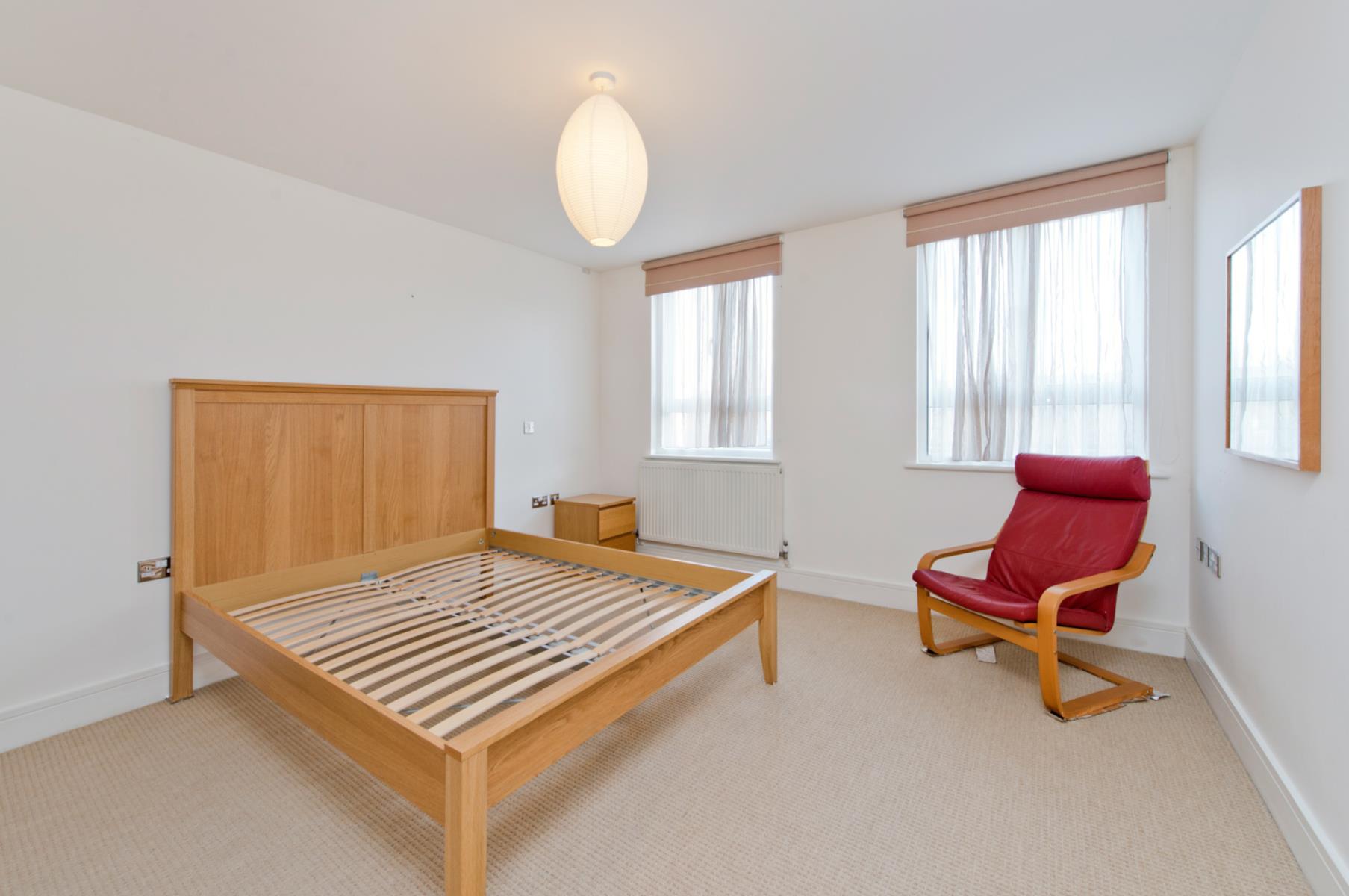 Room Fordhook Avenue in Greater London