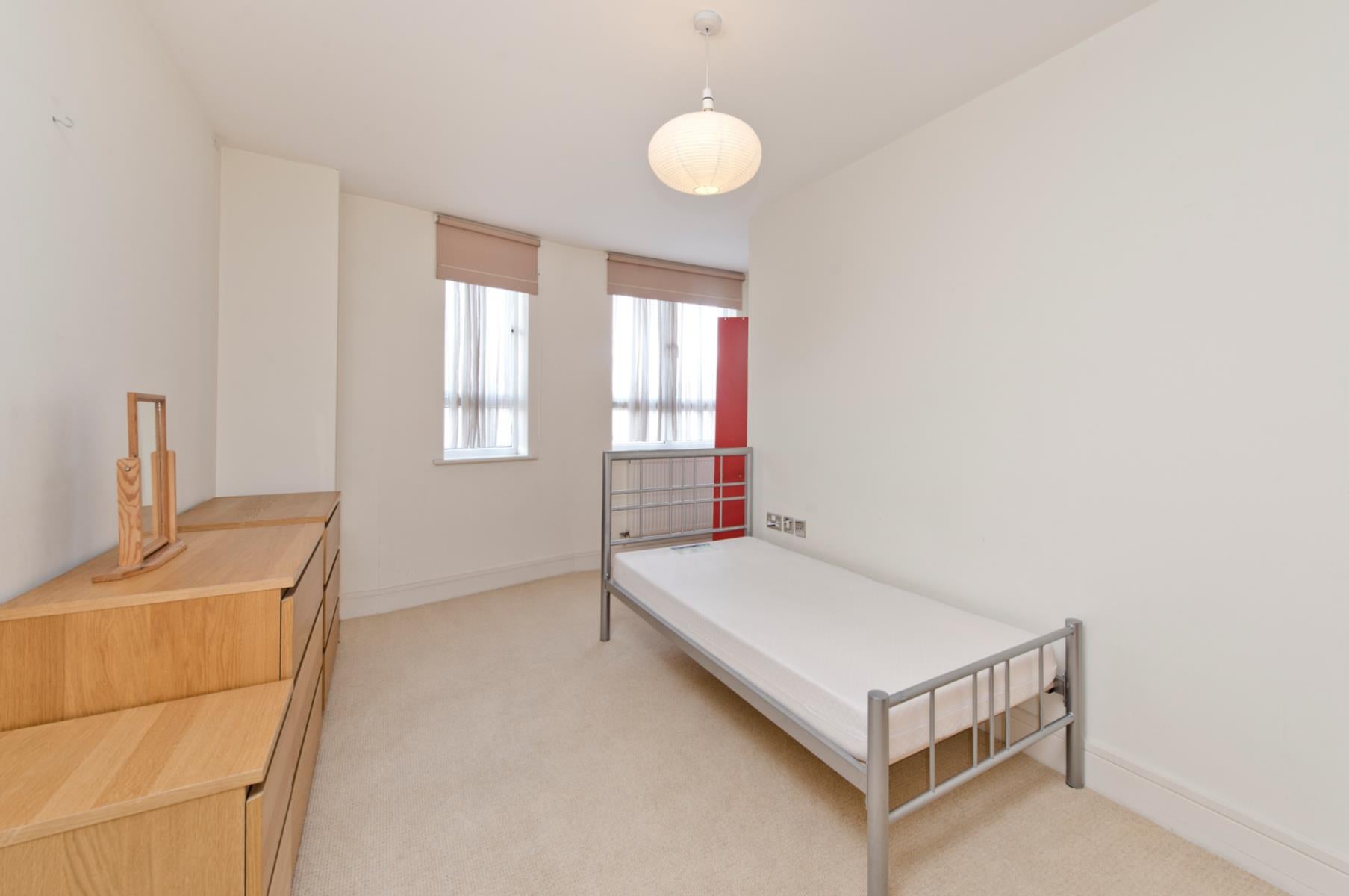 Room Fordhook Avenue in Greater London