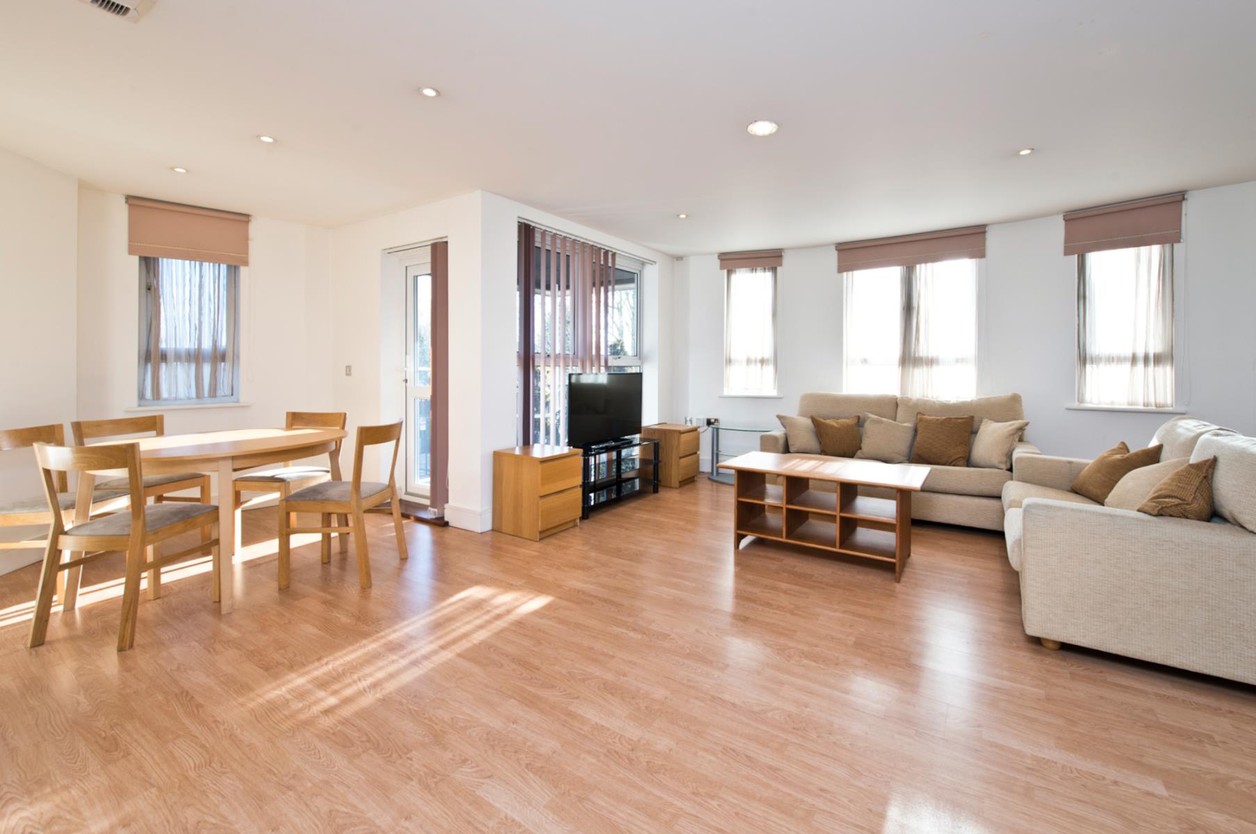Room Fordhook Avenue in Greater London