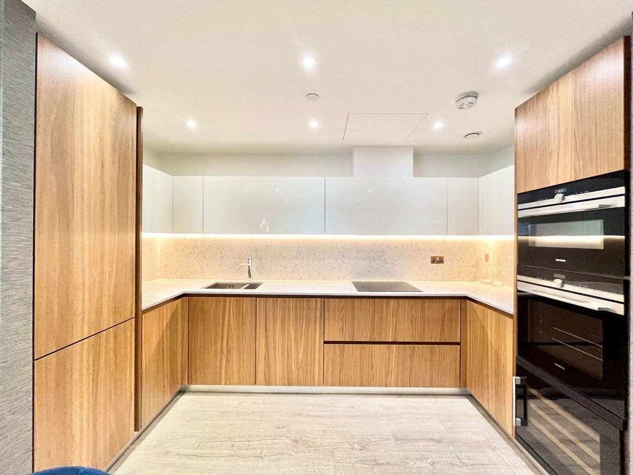 Flat Piazza Walk in Greater London