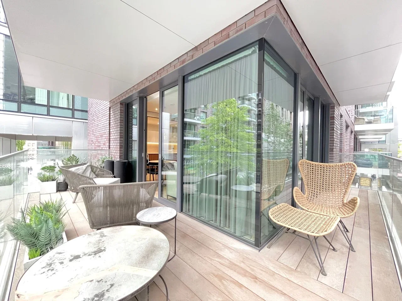Flat Piazza Walk in Greater London