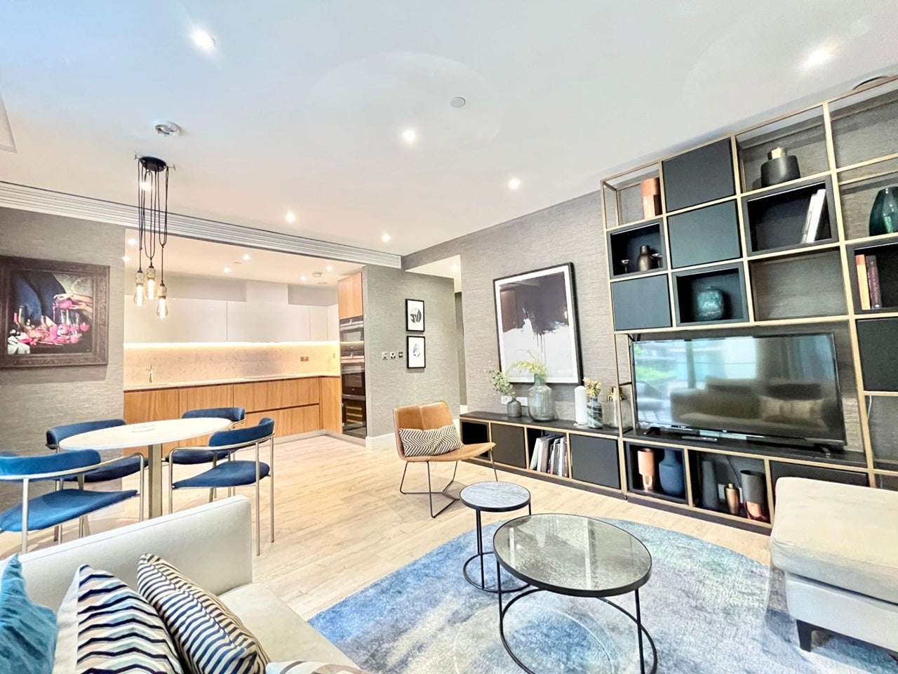 Flat Piazza Walk in Greater London