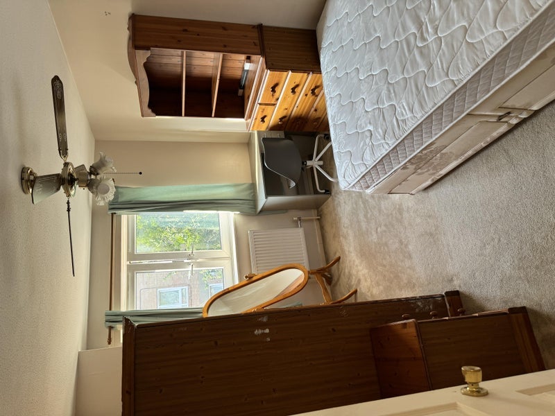Room Salisbury Close in Greater London