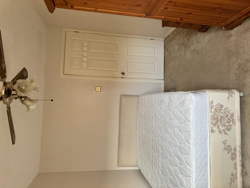 Room Salisbury Close in Greater London