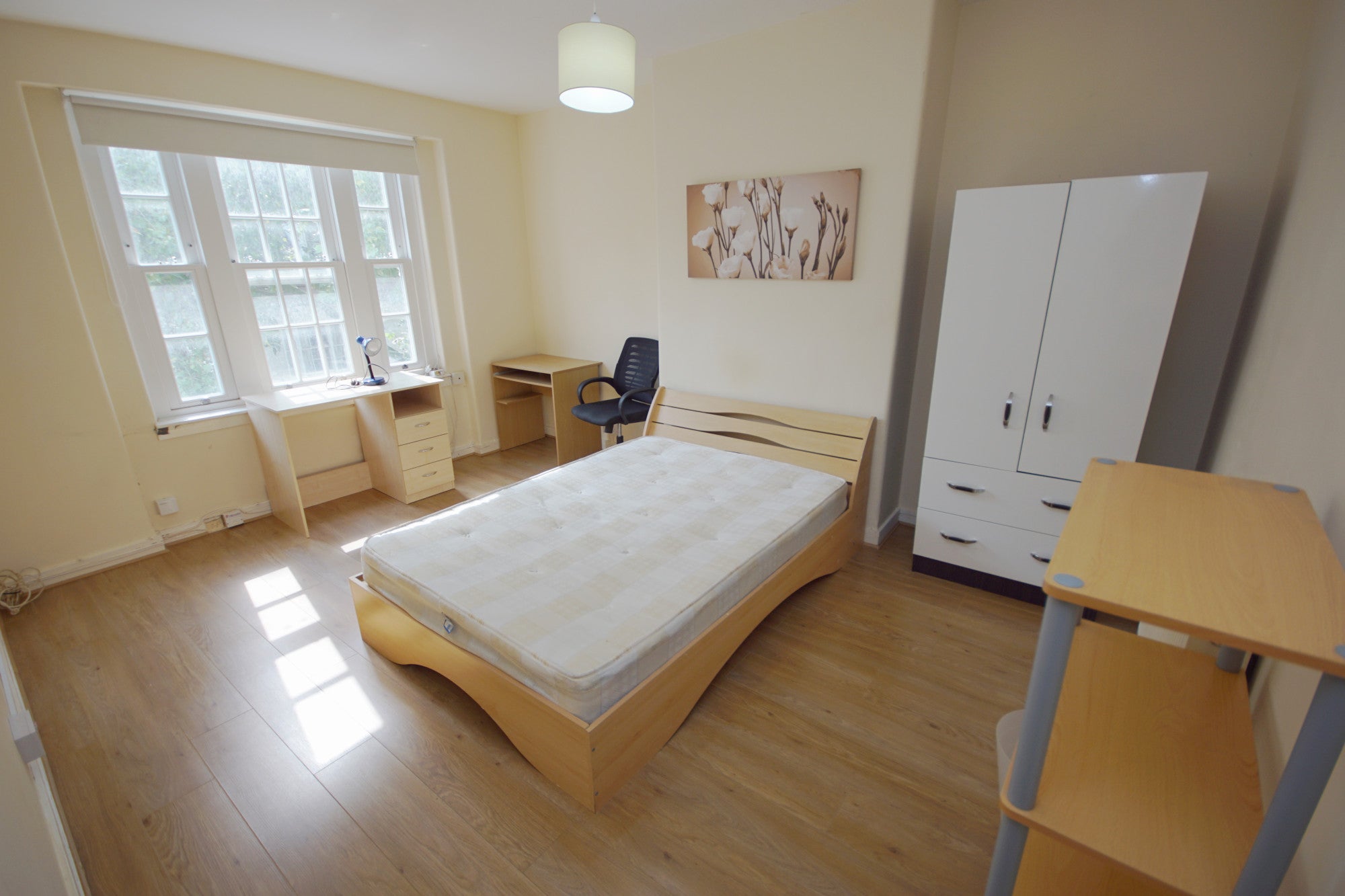 Flat Phoenix Road in Greater London
