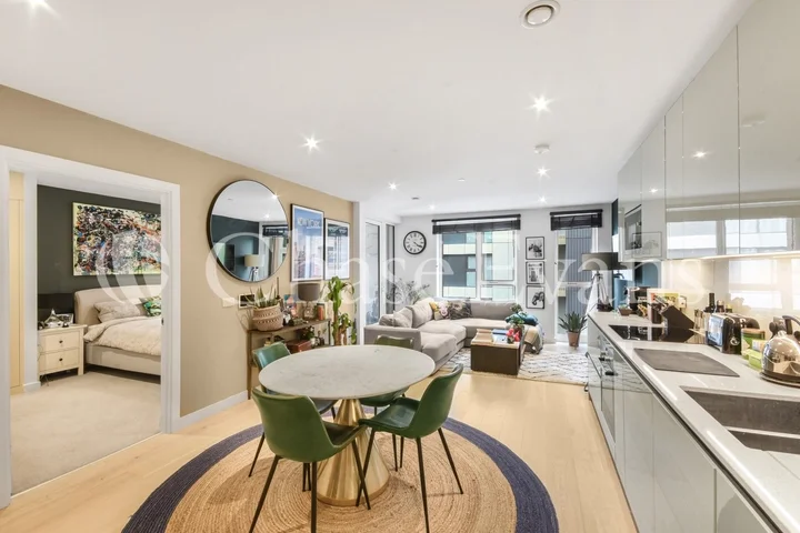Flat Deacon Street in Greater London