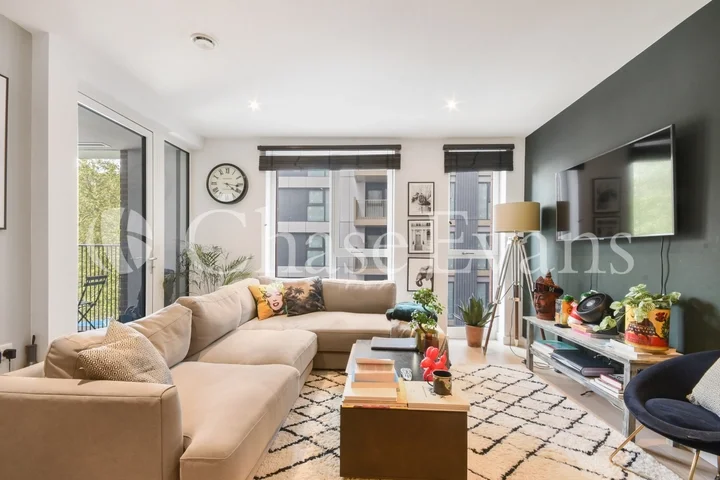 Flat Deacon Street in Greater London