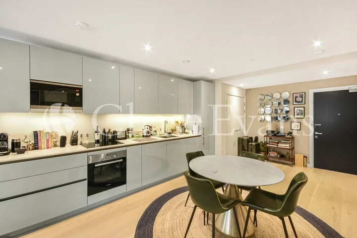 Flat Deacon Street in Greater London