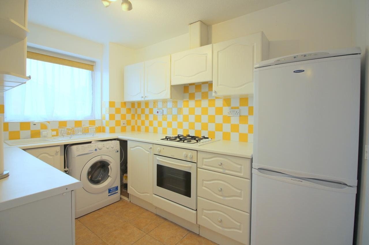 Flat Aylsham Drive in London