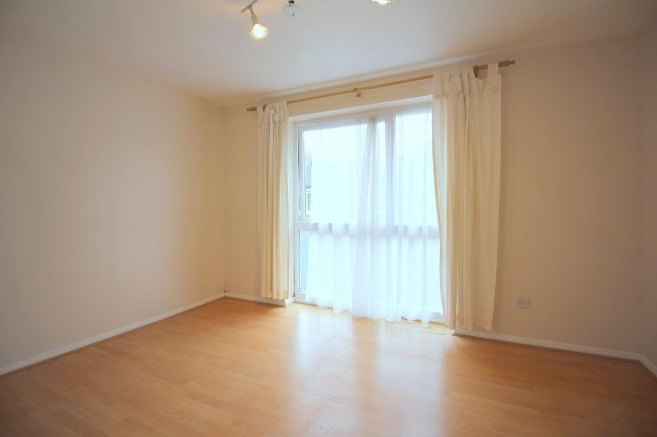 Flat Aylsham Drive in London