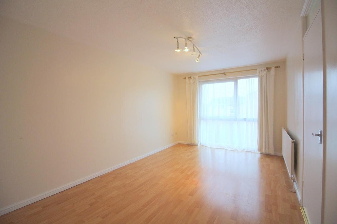 Flat Aylsham Drive in London