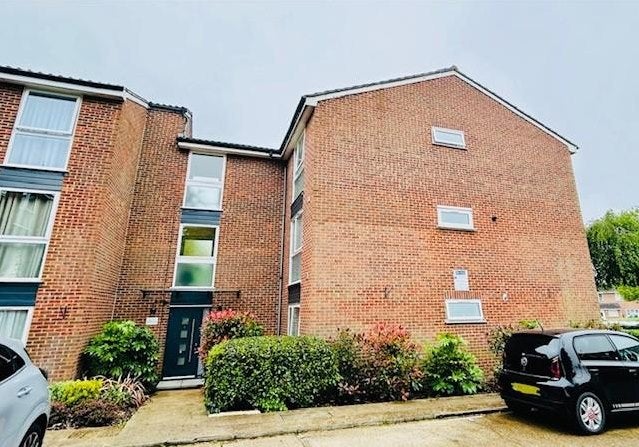Flat Aylsham Drive in London