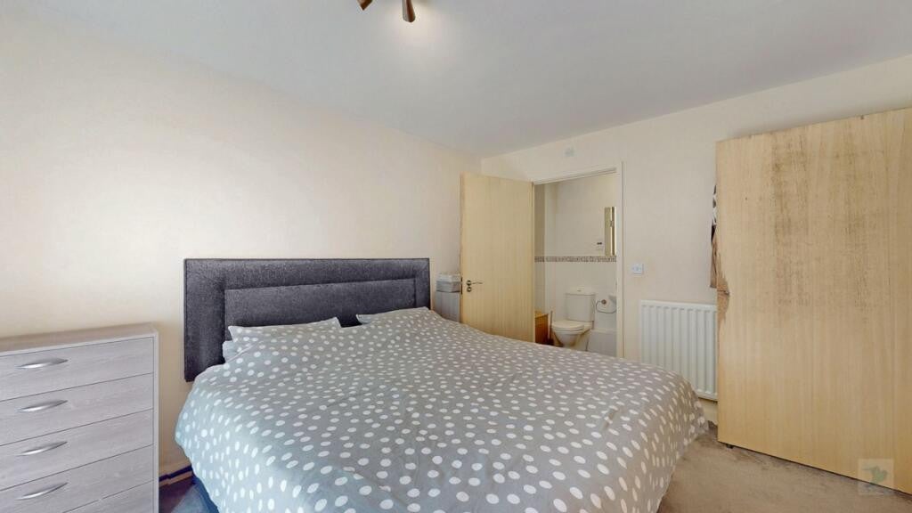Flat Chertsey Road in Greater London
