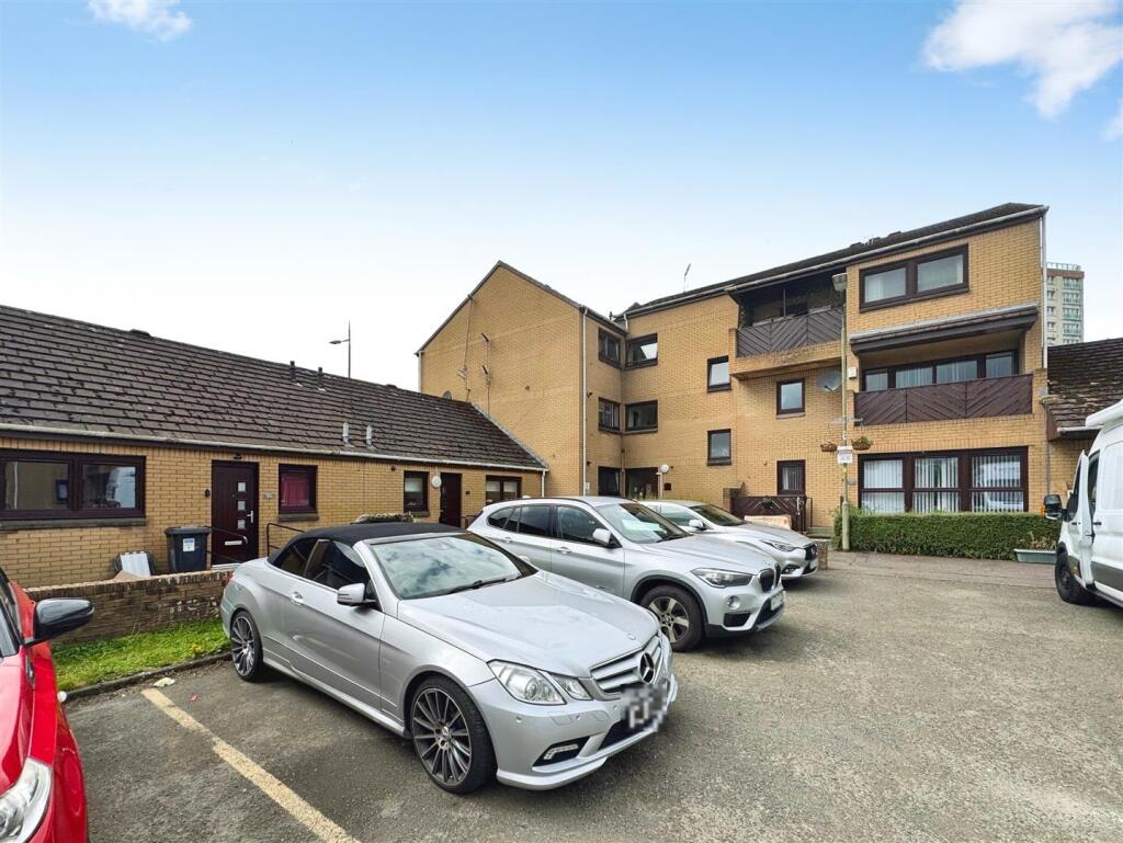 Flat Nairn Place in Clydebank