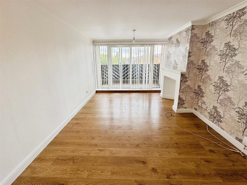 Flat Nairn Place in Clydebank