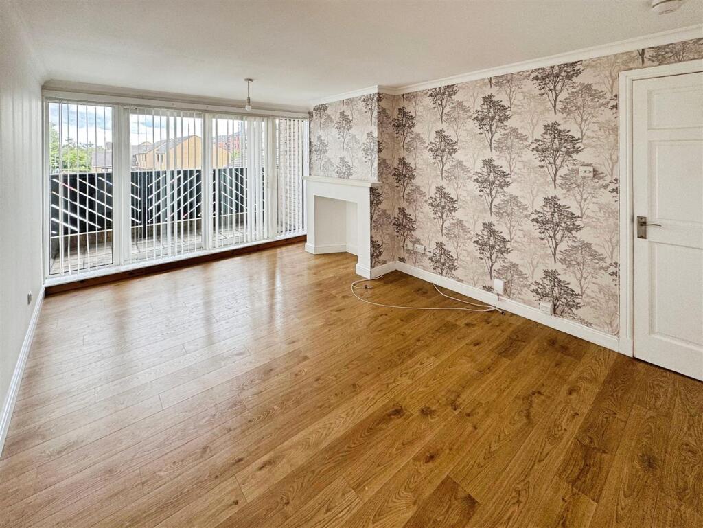 Flat Nairn Place in Clydebank