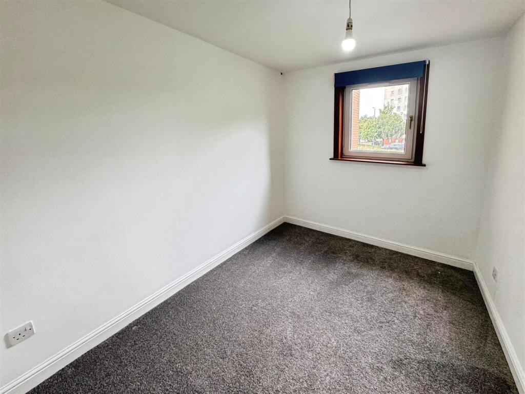 Flat Nairn Place in Clydebank