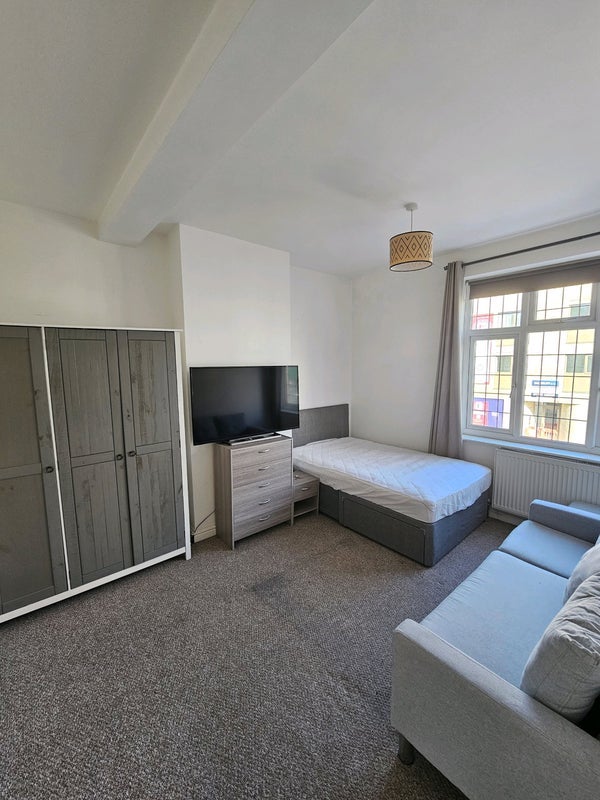 Room High Street in Greater London