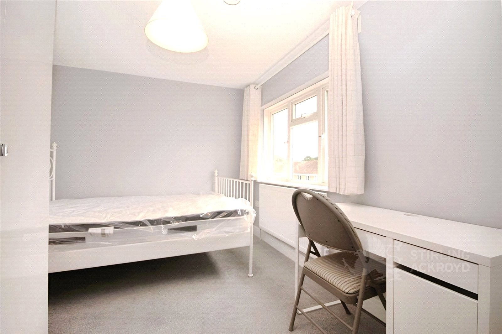 Room Applegarth Avenue in Guildford