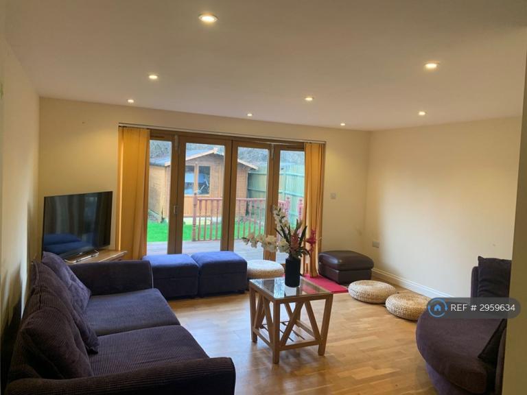 Room Pavilion Way in Greater London