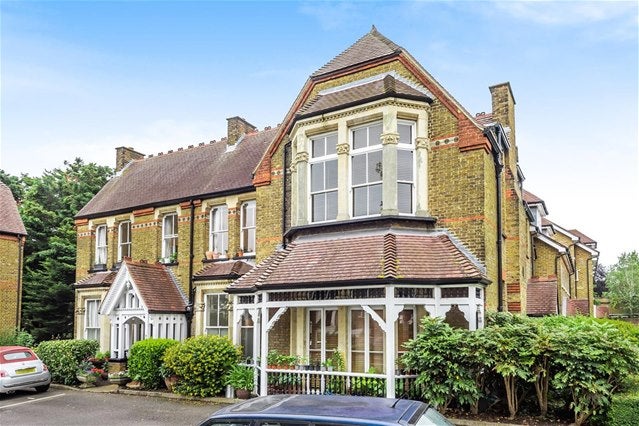 Flat Ravens Close in Greater London