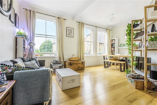 Flat Ravens Close in Greater London