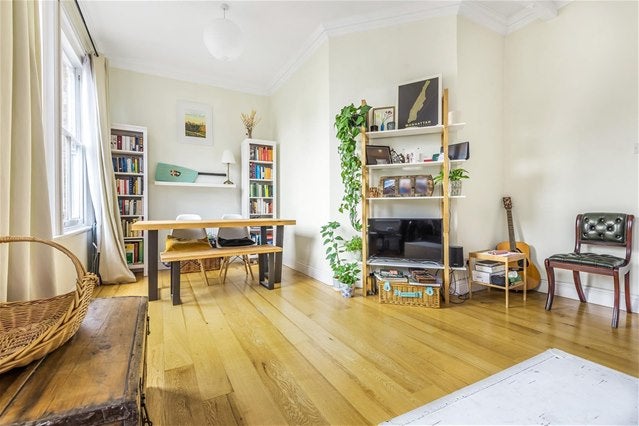 Flat Ravens Close in Greater London