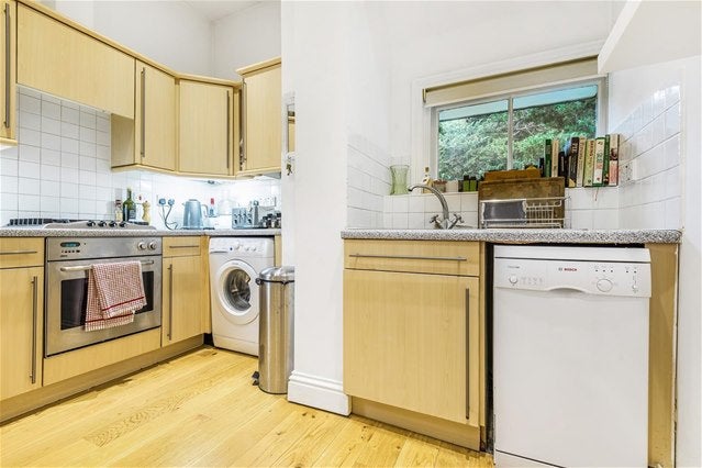 Flat Ravens Close in Greater London