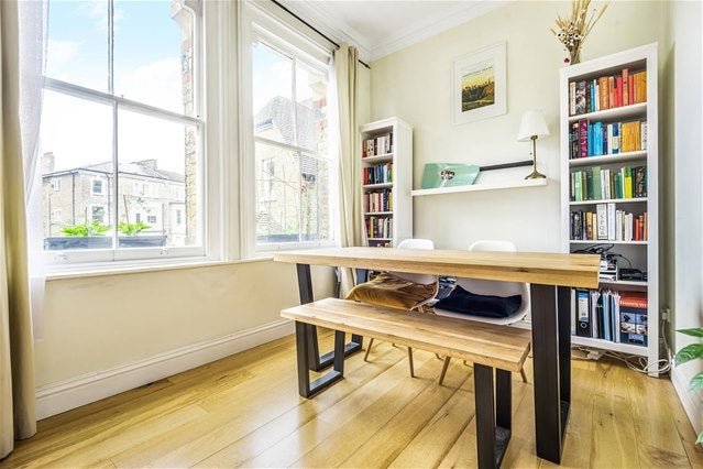 Flat Ravens Close in Greater London