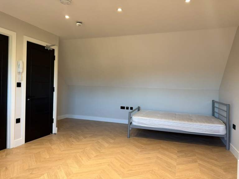 Flat Northolt Road in Greater London