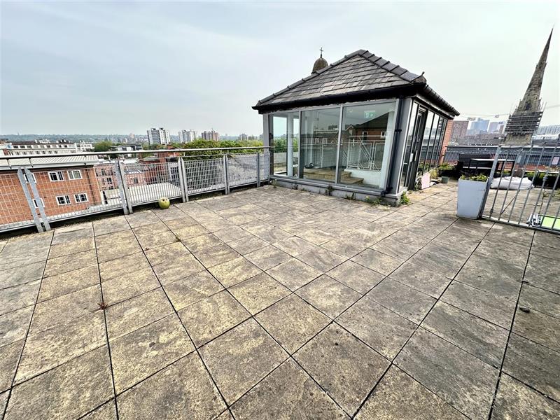 Flat Wilton Place in Salford