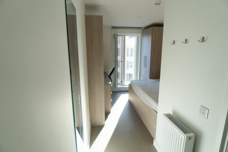 Room Silverthorne Lane in Bristol