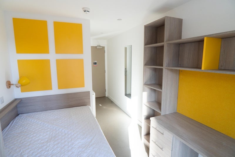 Room Silverthorne Lane in Bristol