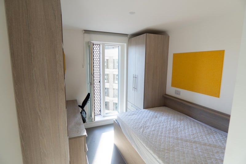 Room Silverthorne Lane in Bristol