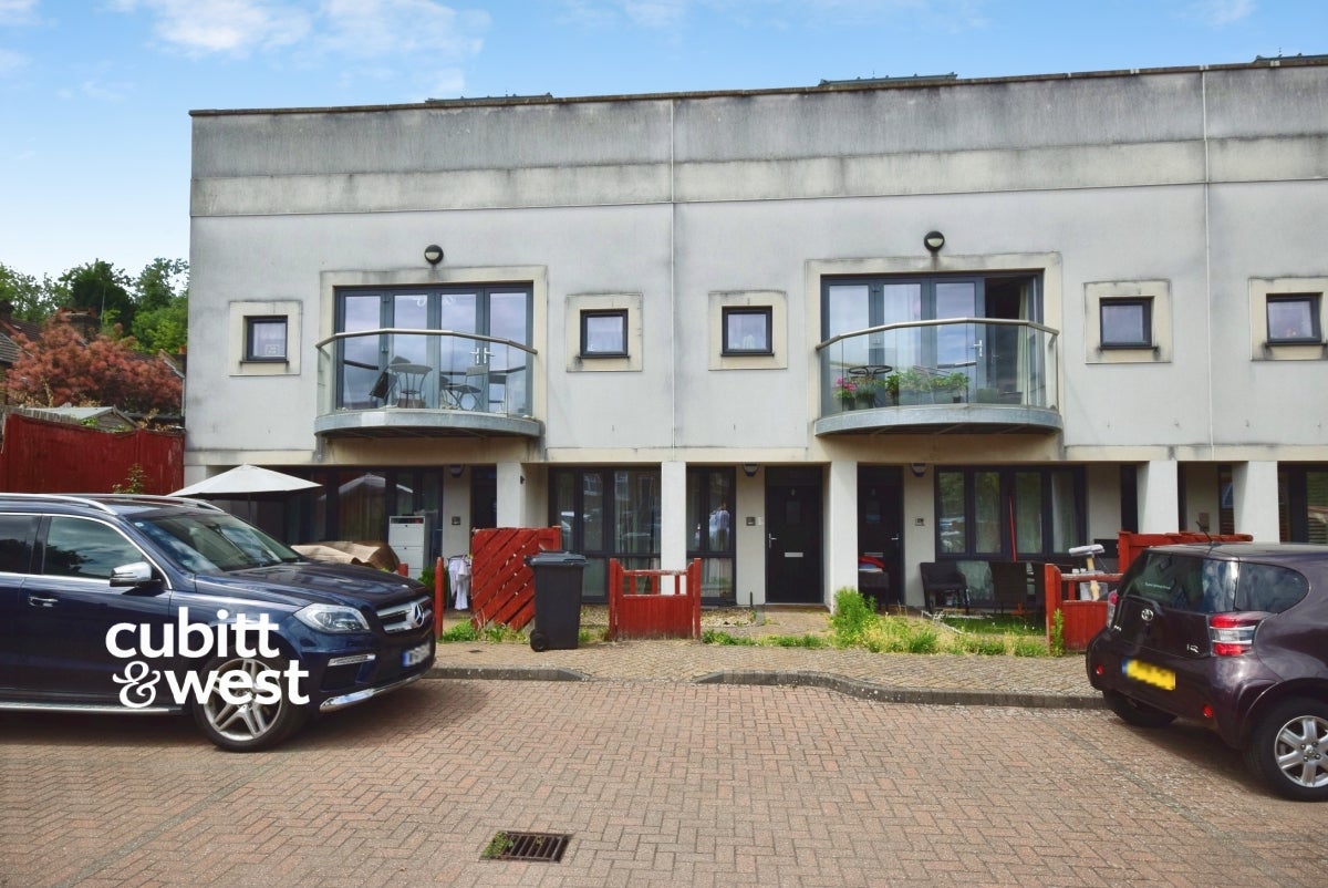 Flat Russett Road in Tonbridge and Malling