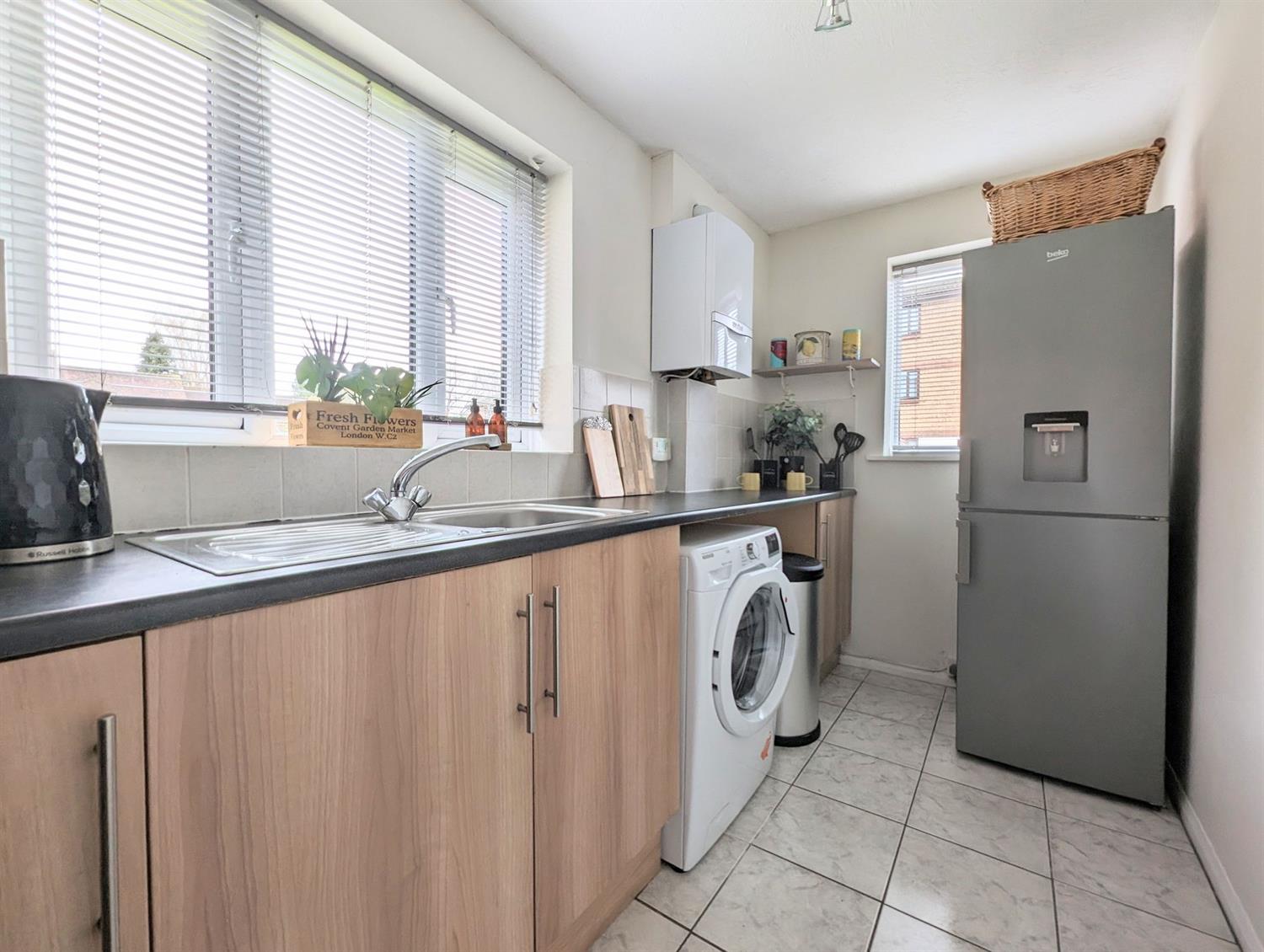 Flat Abbotsbury Court in Horsham