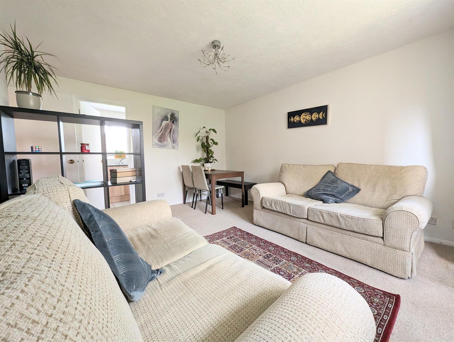 Flat Abbotsbury Court in Horsham