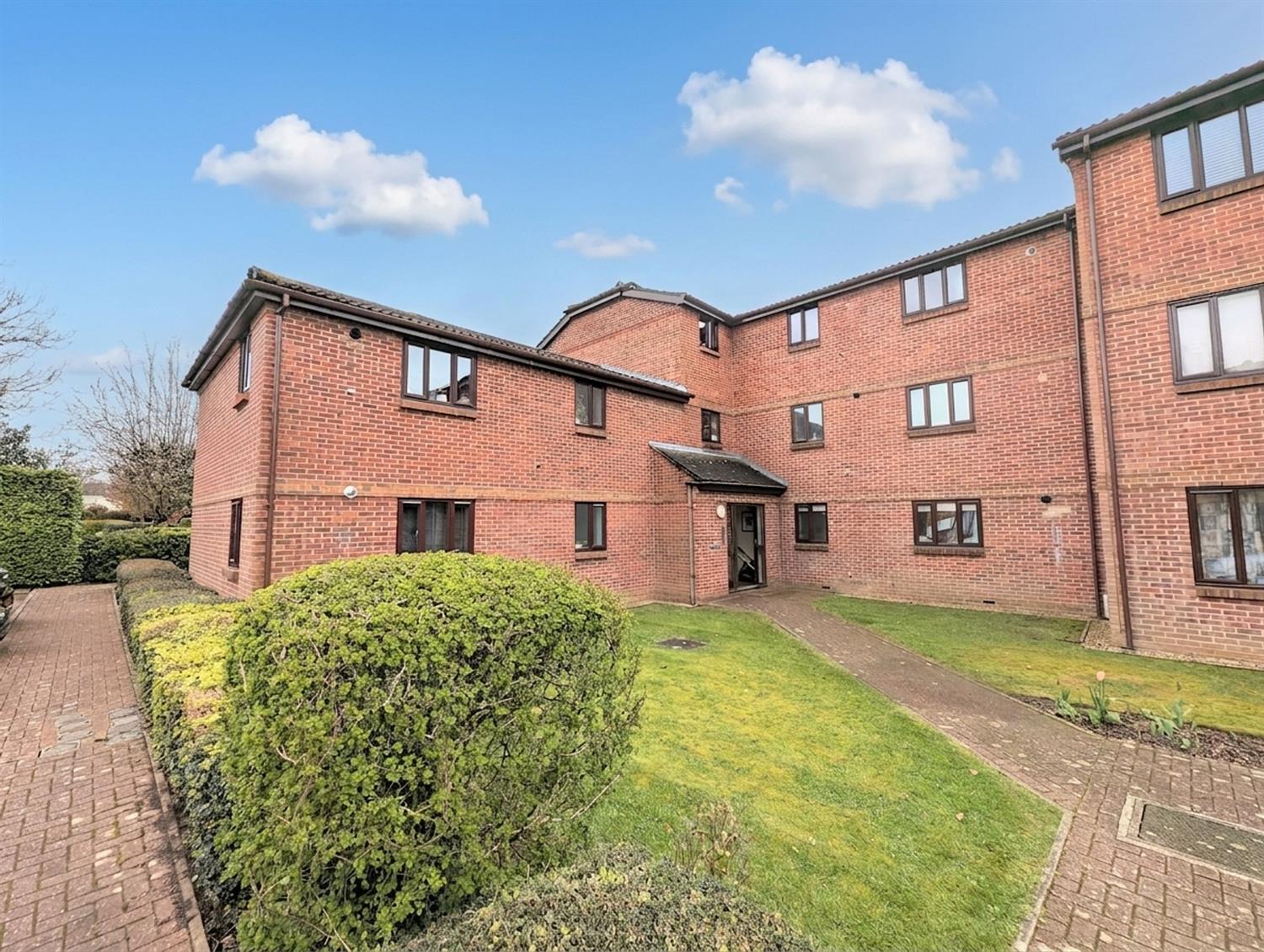 Flat Abbotsbury Court in Horsham