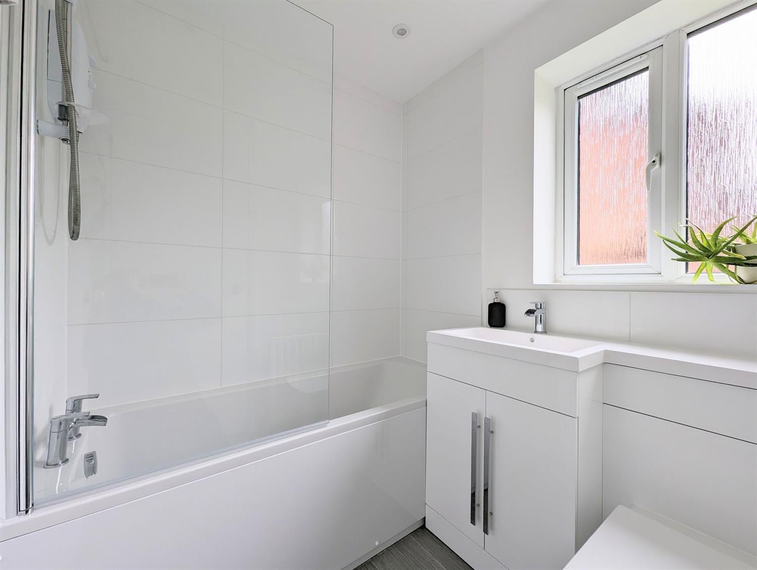 Flat Abbotsbury Court in Horsham