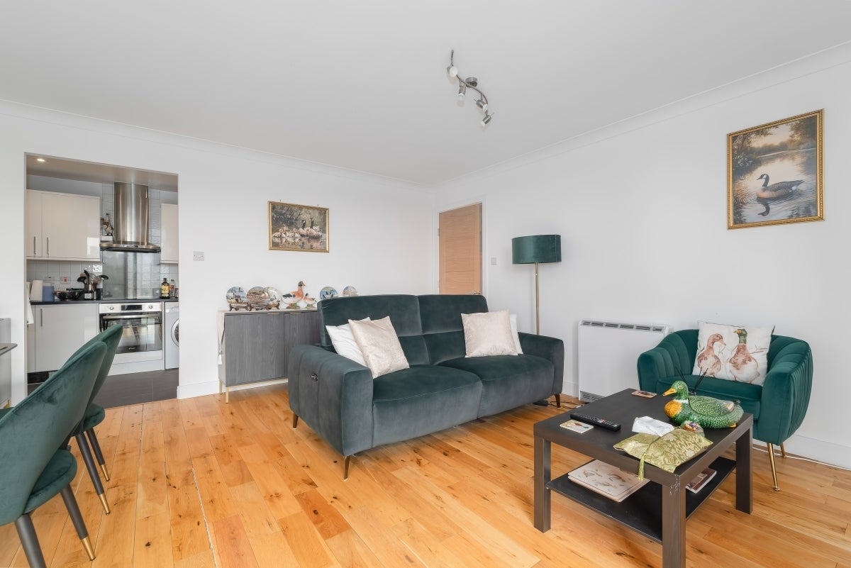 Flat Boardwalk Place in Greater London
