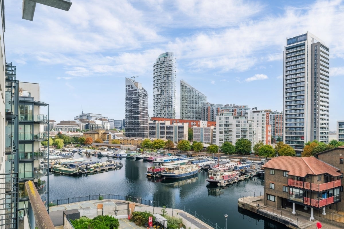 Flat Boardwalk Place in Greater London