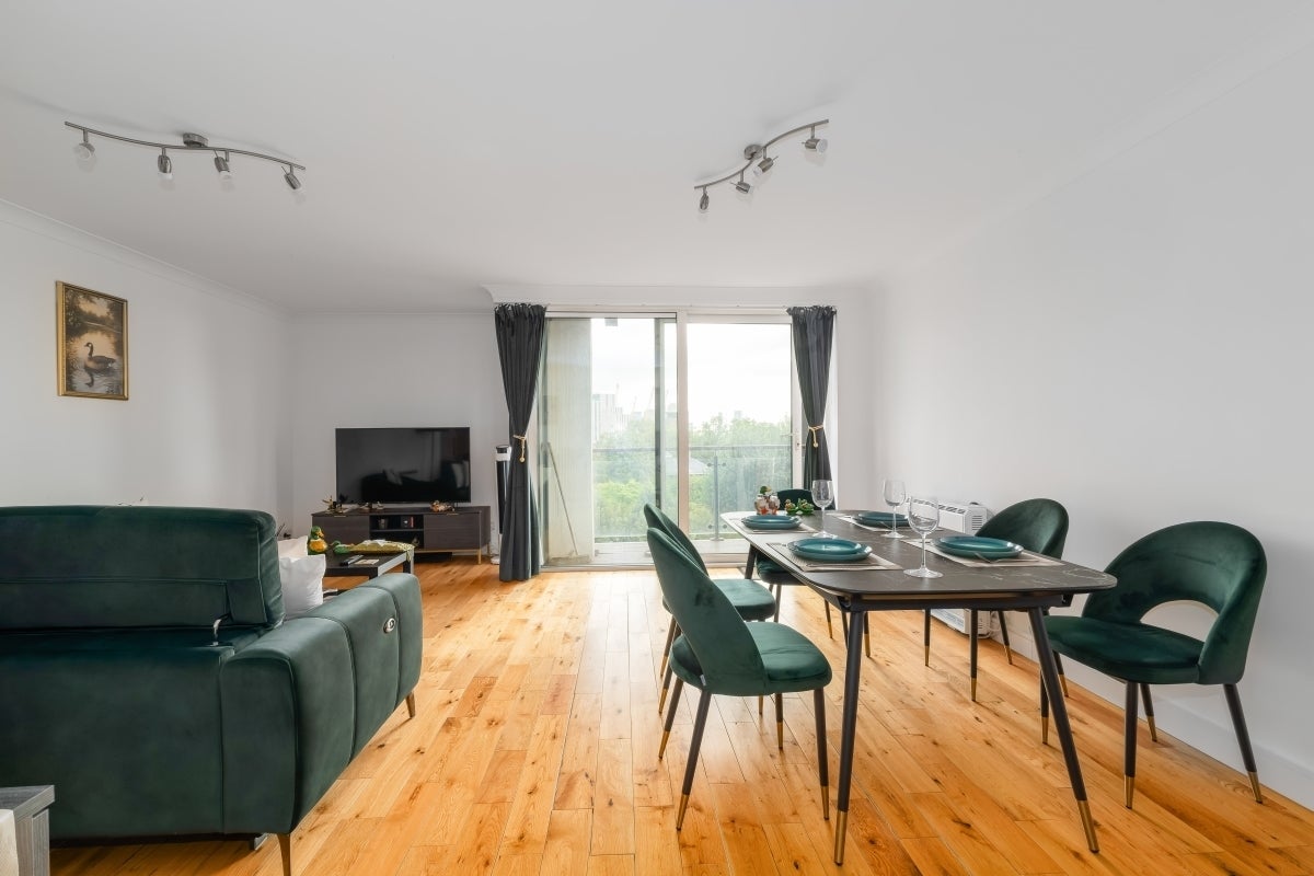 Flat Boardwalk Place in Greater London