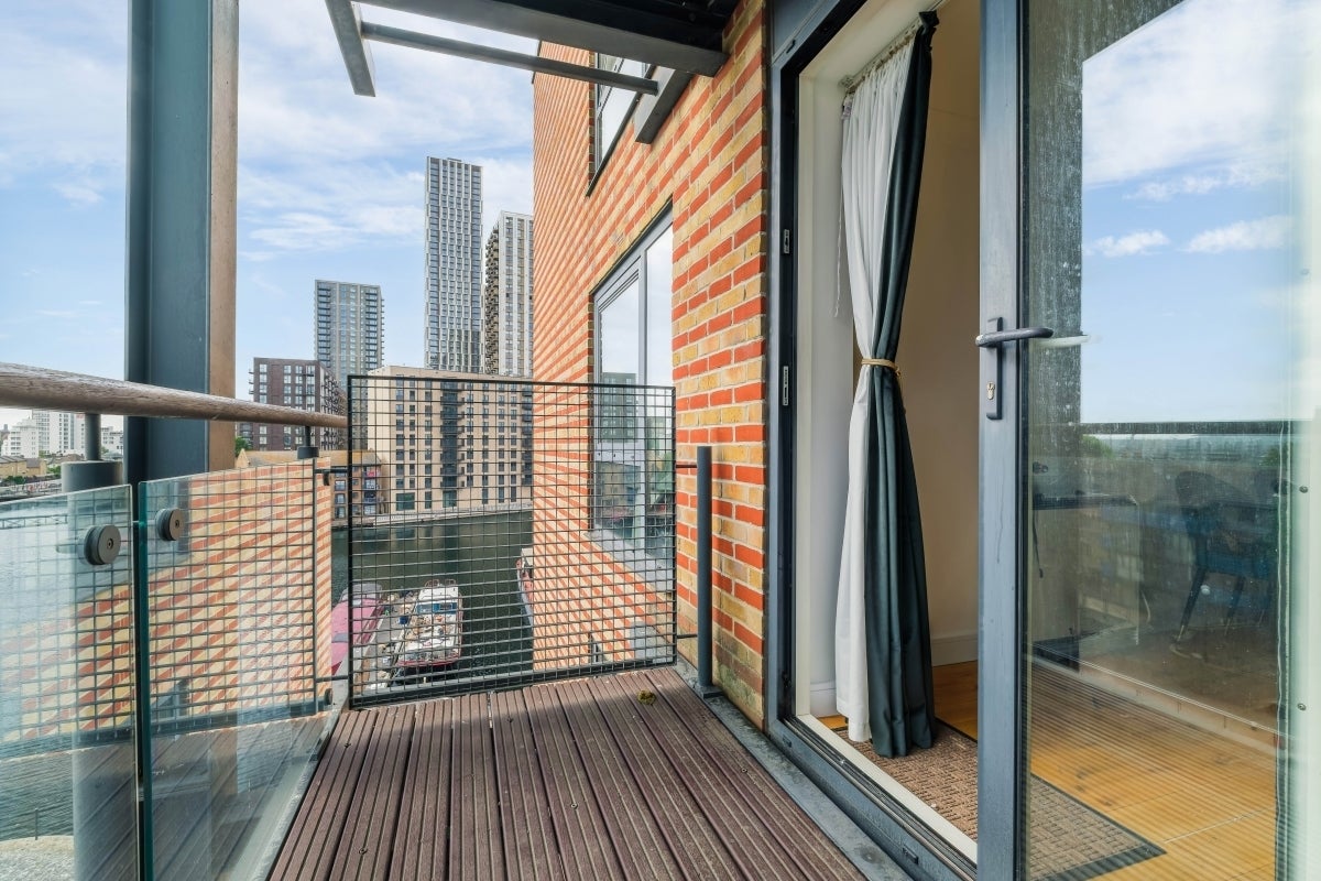 Flat Boardwalk Place in Greater London